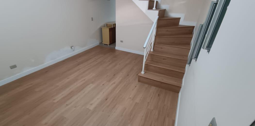Piso laminado aspecto madeira instalado em ambiente residencial — Cotia SP